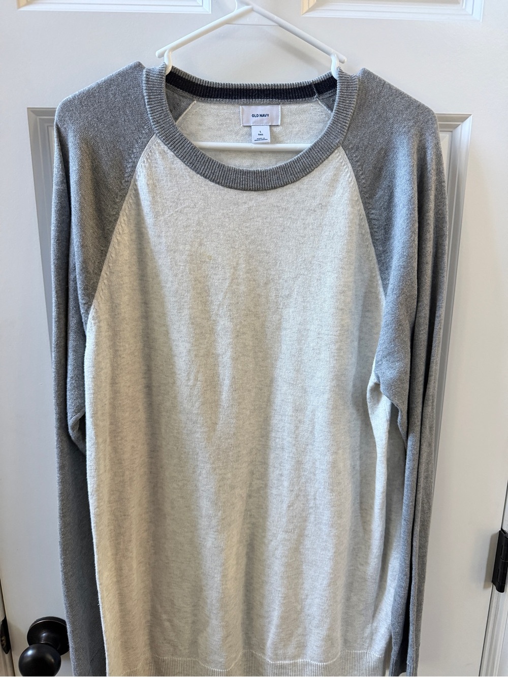 Old Navy Men's Two-Tone Light Gray and Dark Gray Crewneck Raglan Sweater